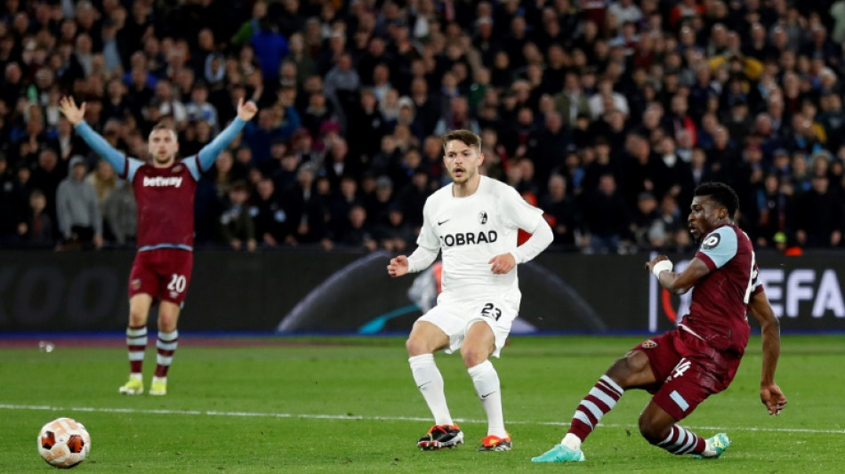 West Ham goleia Freiburg e vai &agrave;s quartas da Liga Europa; Milan, Benfica e Olympique tamb&eacute;m avan&ccedil;am