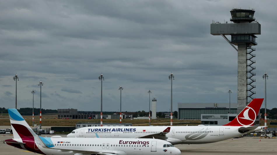 Allarme droni all'aeroporto di Berlino, voli sospesi per due ore
