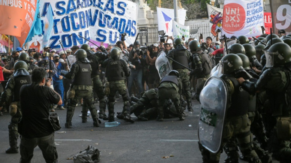 Pol&iacute;cia argentina reprime manifestantes e Congresso pausa debate de reformas de Milei