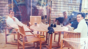 Foto zeigt damaligen Prinzen Andrew und Mandelson im Bademantel mit Epstein