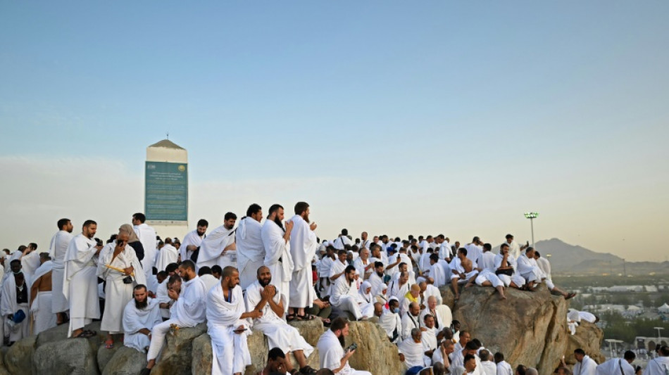 Gl&auml;ubige erklimmen trotz gl&uuml;hender Hitze Berg Arafat zum H&ouml;hepunkt des Hadsch