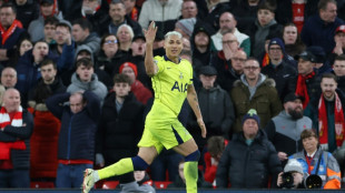 Richarlison marca no fim e Tottenham arranca empate contra Liverpool; United vence Villa