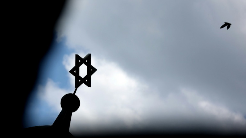 Frau bei antisemitischem Angriff mit abgebrochener Glasflasche in Berlin verletzt