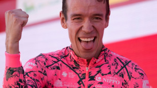Rigoberto Ur&aacute;n gana la 17&ordf; etapa de la Vuelta, Roglic se retira y Remco sigue l&iacute;der