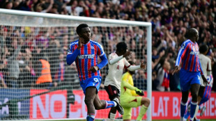 Líder Liverpool sofre primeira derrota no Inglês; Chelsea e United também caem
