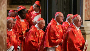 Los cardenales rezan juntos antes de iniciar el cónclave
