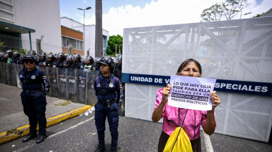 Familiares de presos pol&iacute;ticos entregan un documento en la presidencia de Venezuela