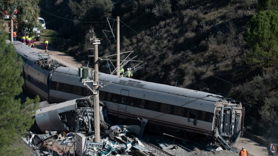 Los investigadores del accidente de tren en Espa&ntilde;a apuntan a un carril fracturado
