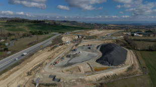 Des centaines d'anti-A69 sous la pluie contre un modèle "qui va dans le mur"