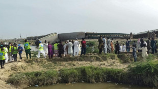Al menos 28 muertos en descarrilamiento de tren en sur de Pakist&aacute;n