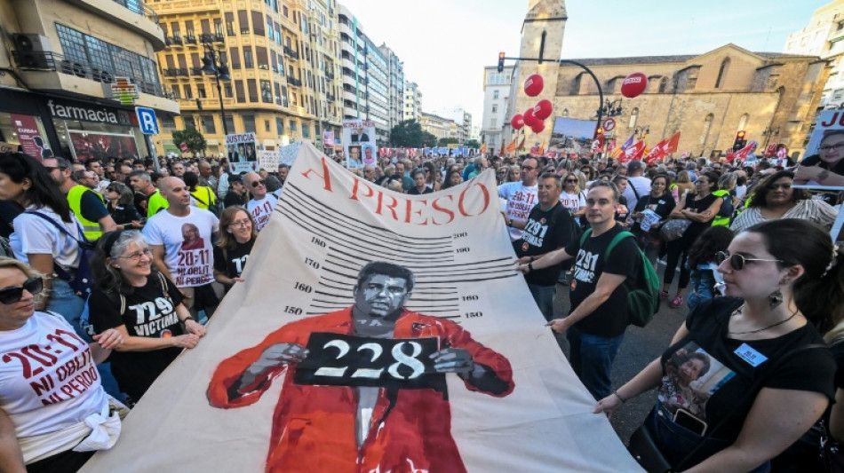 Decenas de miles de valencianos salen a las calles en aniversario de mort&iacute;feras inundaciones