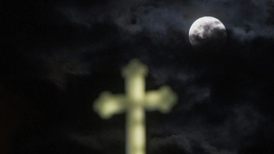 Mann klettert in Osnabr&uuml;ck in Kirche auf Hochaltar und klaut Holzspeer