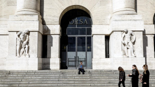 Borsa: Milano piatta con l'Europa, bene Iveco