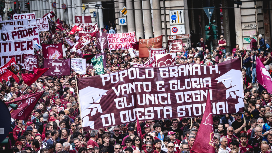Calcio: Torino, oltre 20mila in corteo nel 76/o di Superga