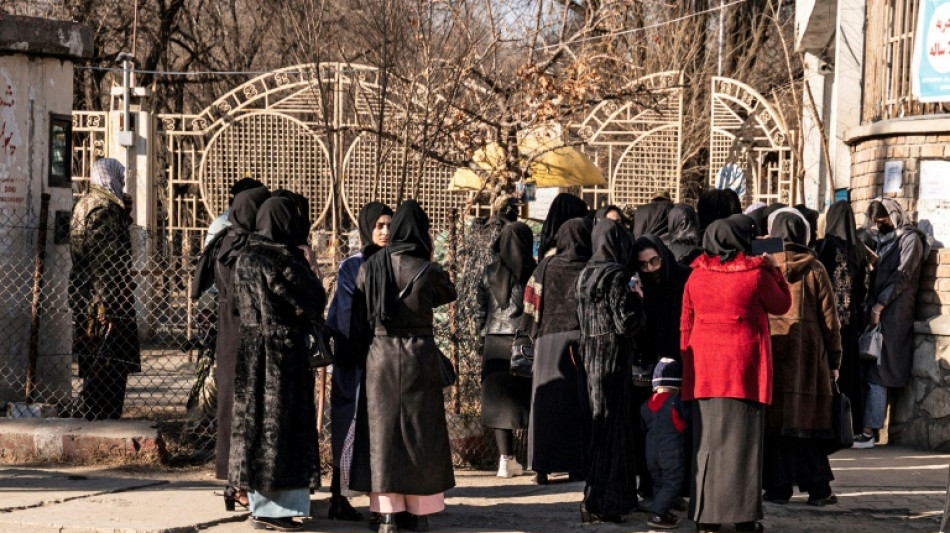 Bewaffnete Sicherheitskr&auml;fte verwehren Studentinnen in Kabul Zugang zu Unis