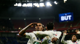 Lyon vence Lille (2-1) e vai &agrave;s quartas de final da Copa da Fran&ccedil;a