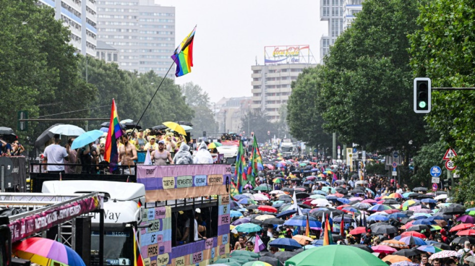 Hunderttausende ziehen zu Christopher Street Day durch Berliner Stra&szlig;en