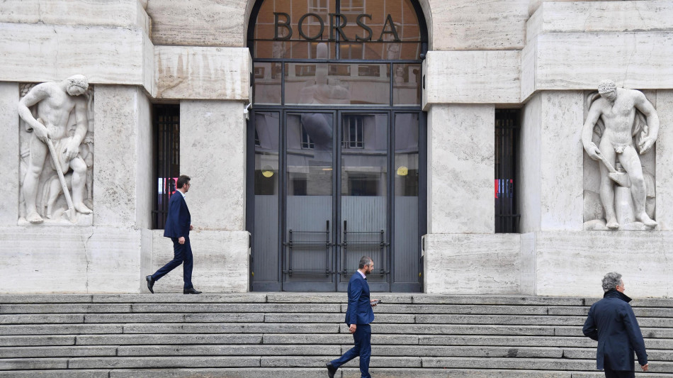 Borsa: Milano sale (+0,9%) con Moncler e Tim, scivolone Nexi