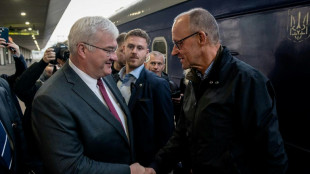 Le chancelier allemand Merz en visite en Ukraine, un pont de Kiev attaqu&eacute; de nouveau