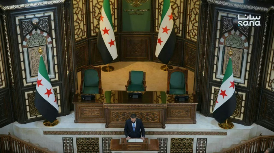 Parlamento s&iacute;rio realiza primeira sess&atilde;o ap&oacute;s derrubada de Assad