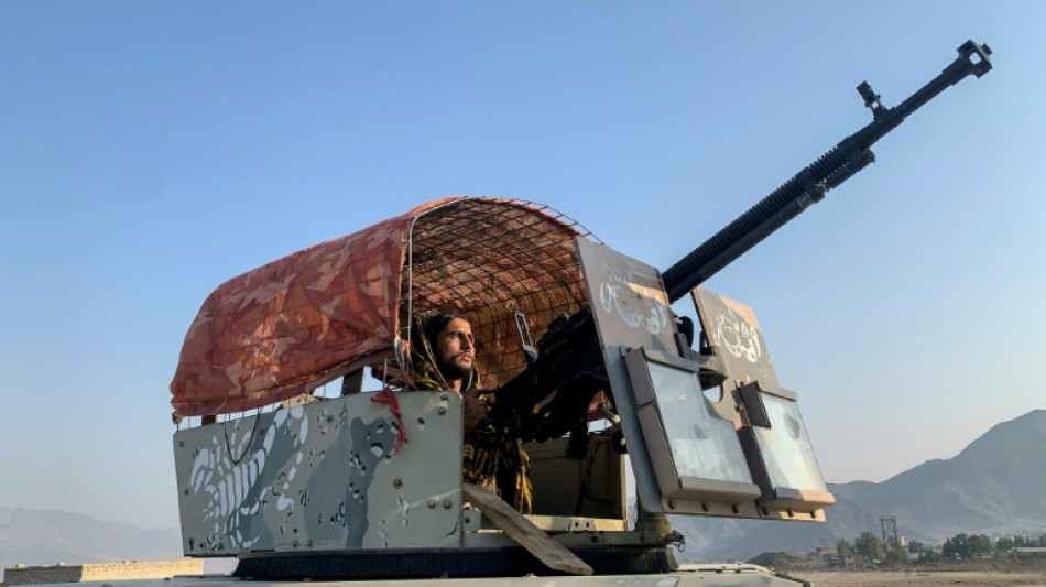 Afghan, Pakistani forces battle along the border