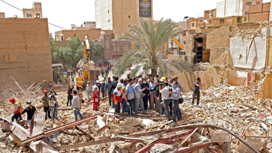 Sube a 41 muertos el balance del derrumbe de un edificio en Ir&aacute;n