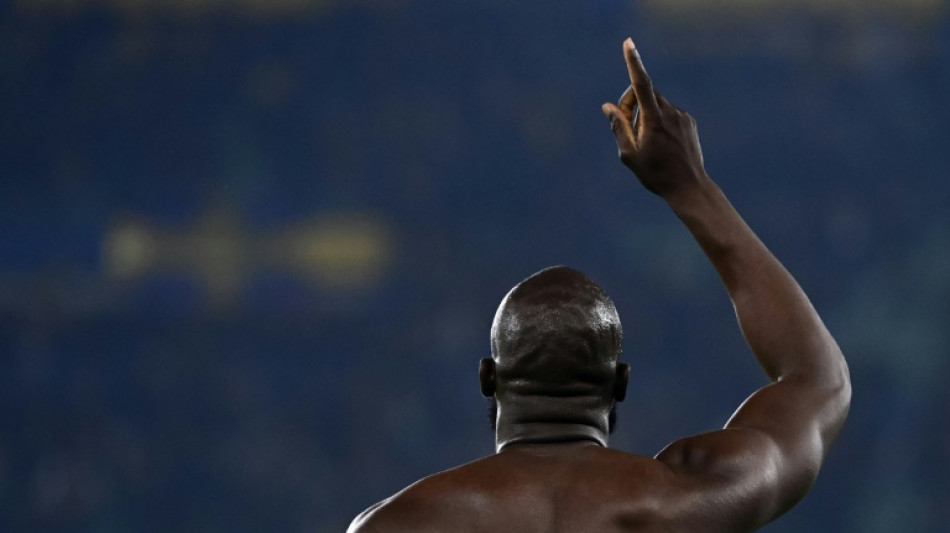 Napoli vence lanterna Verona (2-1) com gol de Lukaku nos acr&eacute;scimos e &eacute; 3&ordm; no Italiano