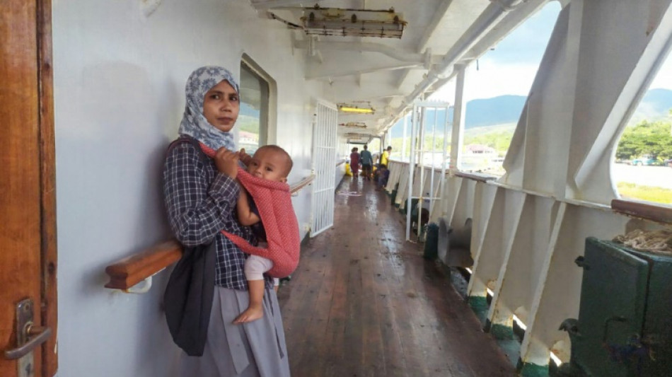 Un ferry indonesio atrapado con m&aacute;s de 800 personas a bordo fue desencallado