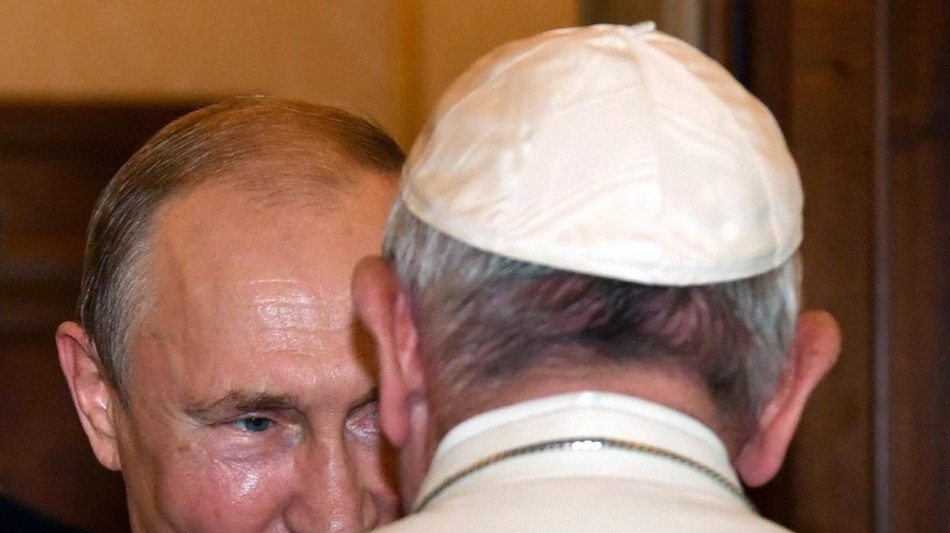 Tass posta video di un incontro tra Putin e Papa Francesco