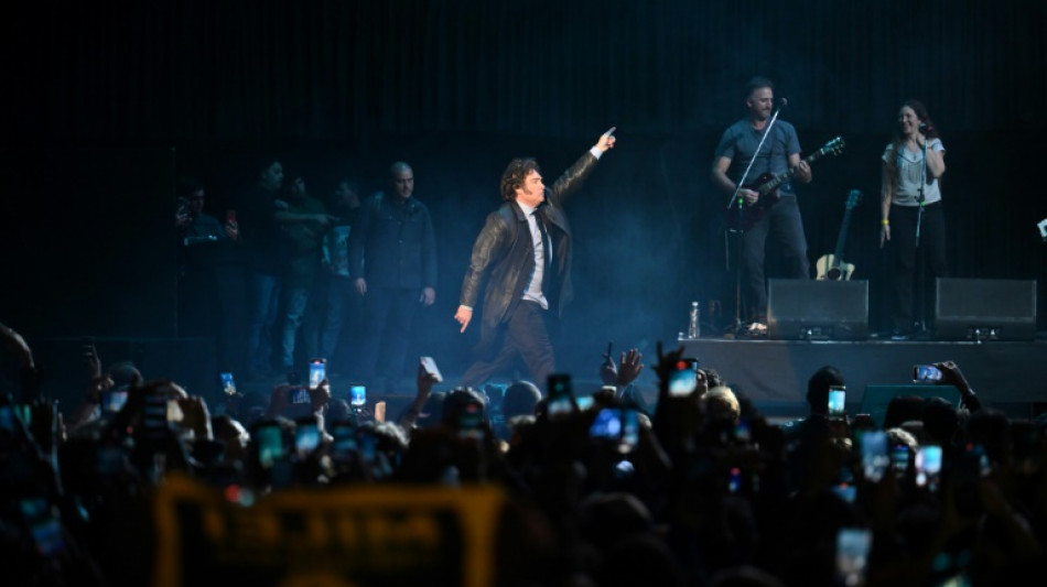 El show de Milei: el presidente argentino cant&oacute; durante la presentaci&oacute;n de su libro en Buenos Aires