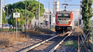 Travolta e uccisa dal treno a 14 anni, aveva le cuffie