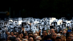 Argentina impulsa juicio en ausencia para diez acusados por atentado de 1994 a mutual judía