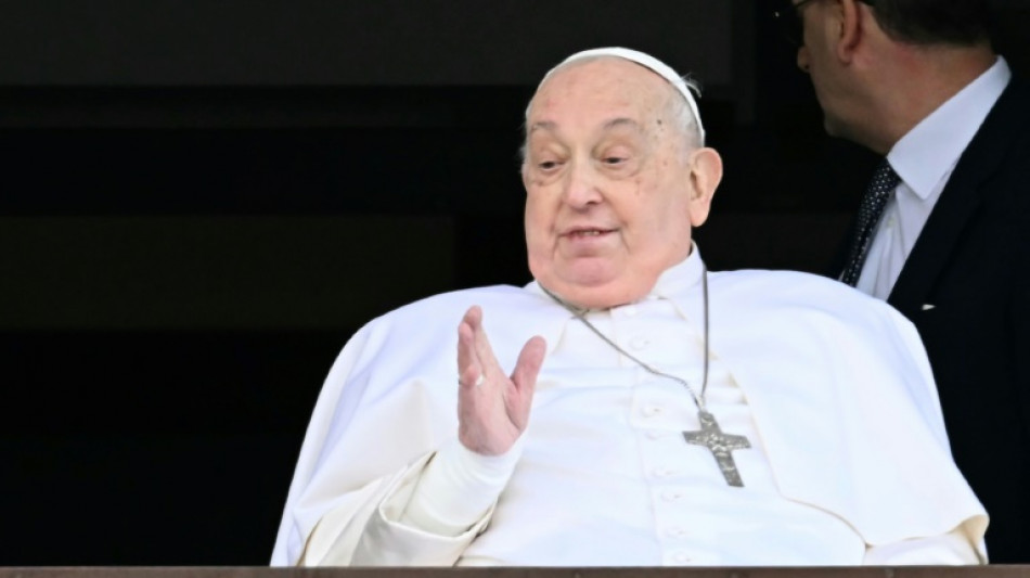 Papa registra 'leves melhoras', afirma o Vaticano