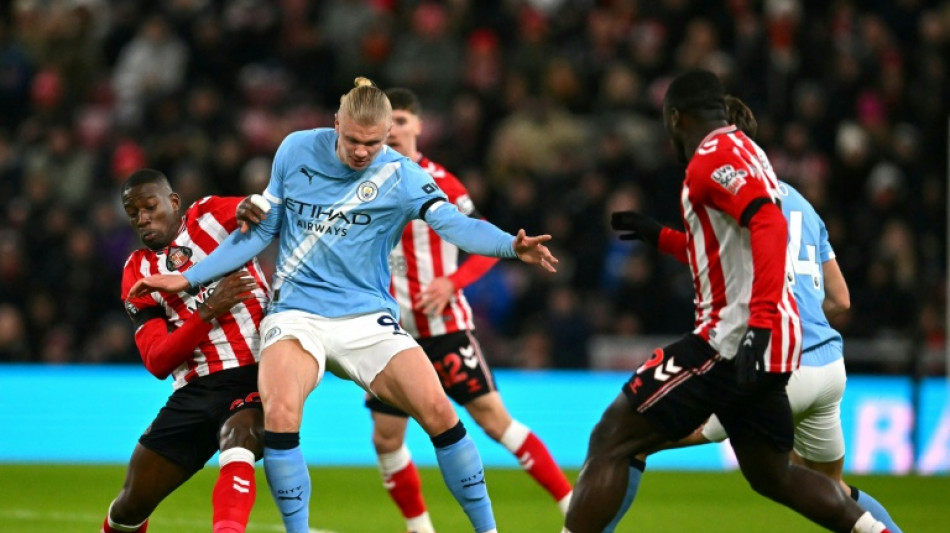 Man City charge stalls at Sunderland, Liverpool held by Leeds