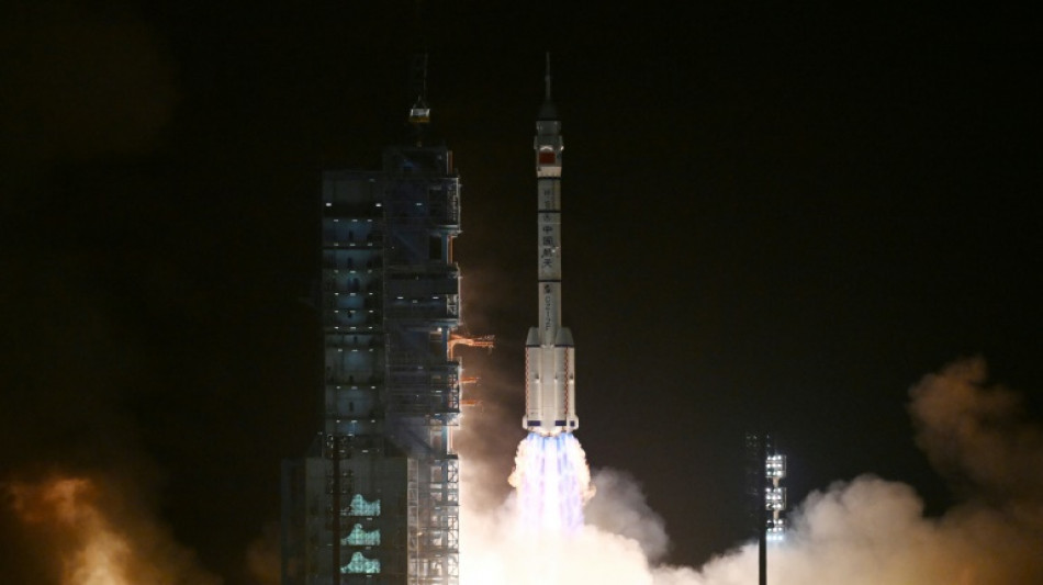 Arrimage d'un vaisseau spatial chinois &agrave; la station Tiangong (Chine Nouvelle)