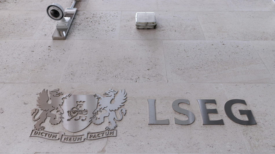 Borsa: Europa chiude a 2 velocit&agrave;, Parigi -0,3%, Londra +0,64%