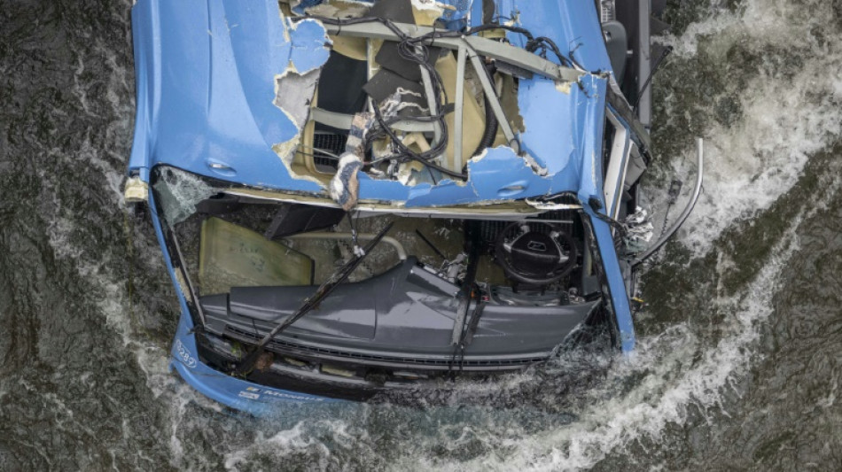 Seis muertos por la ca&iacute;da de un autob&uacute;s a un r&iacute;o en Espa&ntilde;a