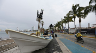 Orlene se degrada a depresi&oacute;n tropical tras tocar tierra en M&eacute;xico