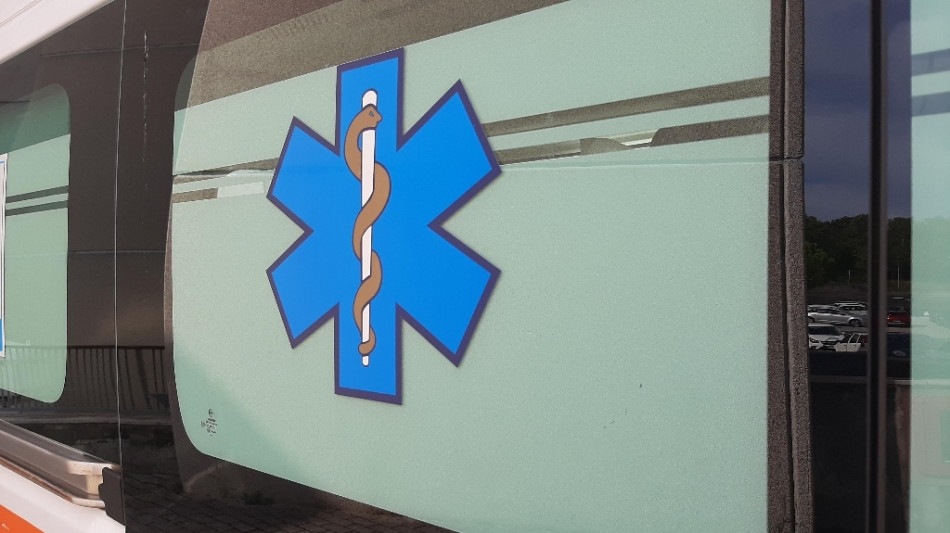 Furgone investe ragazzi sulle strisce, morta una 15enne