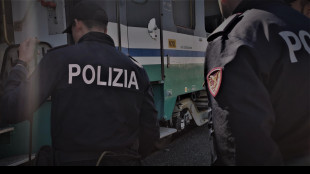 Ha le cuffie e non sente l'arrivo del treno, diciassettenne muore