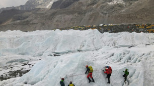 Suspendida la b&uacute;squeda de tres alpinistas desaparecidos en el Everest