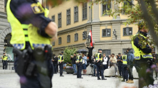 Dos hombres queman el Cor&aacute;n en protesta autorizada frente al parlamento sueco 
