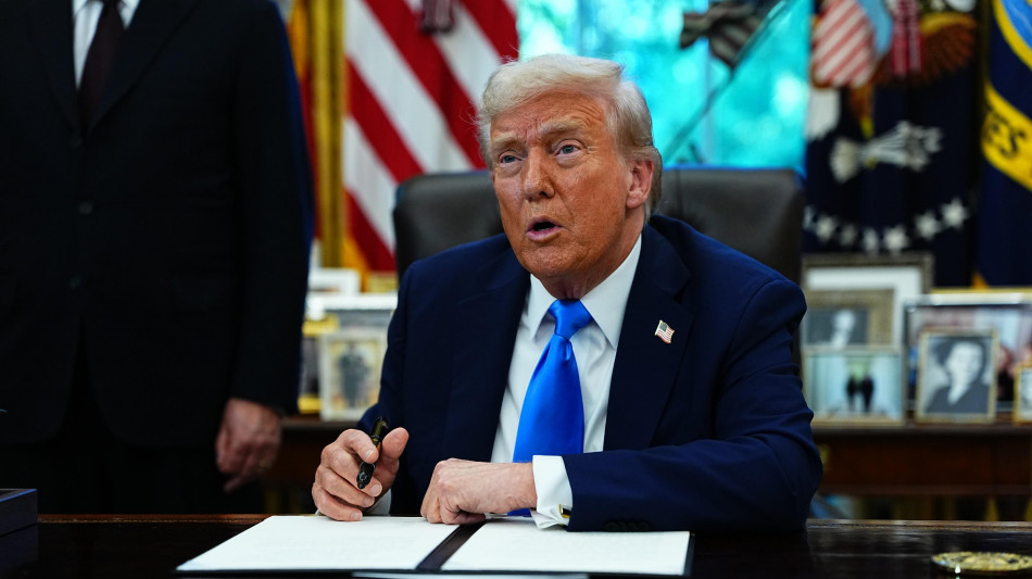 Trump, 'Cina ostile, valuto un massiccio aumento dei dazi'