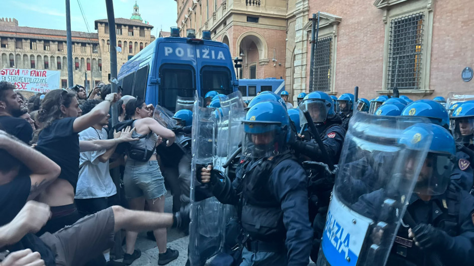 Lancio di bomba carta da manifestanti e carica della Polizia a Bologna