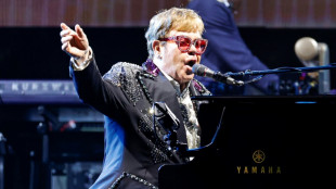 Des fans et des paillettes pour les adieux d'Elton John au public britannique &agrave; Glastonbury