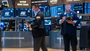 Wall Street termine en l&eacute;g&egrave;re hausse, retient son souffle avant la Fed