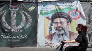 Uomo col volto oscurato ai funerali di Khamenei scatena i social, 'forse &egrave; Mojtaba'