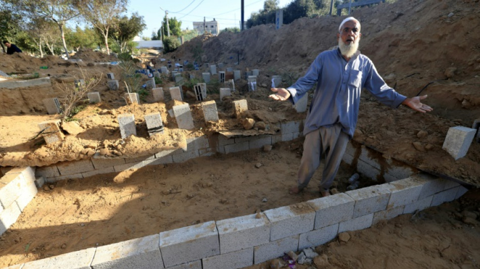 A Gaza, cimeti&egrave;res remplis, tombes superpos&eacute;es et fossoyeurs surmen&eacute;s