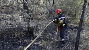Centinaia di persone fuggono in barca dall'incendio a Cap Ferret