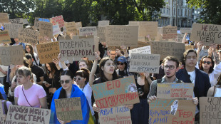 Migliaia in piazza a Kiev contro la rimozione del ministro della Difesa